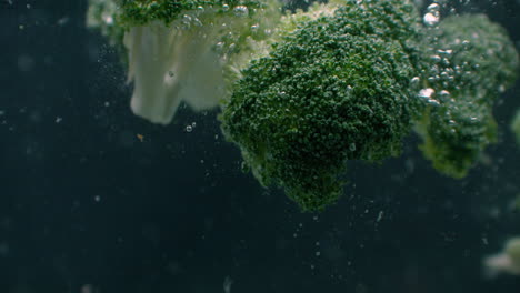 Grüner-Frischer-Brokkoli,-Der-Vor-Dem-Kochen-In-Zeitlupe-In-Klarem-Wasser-Gewaschen-Wird